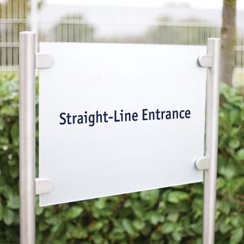 Cartello con nome azienda "Straight-Line-Entrance"